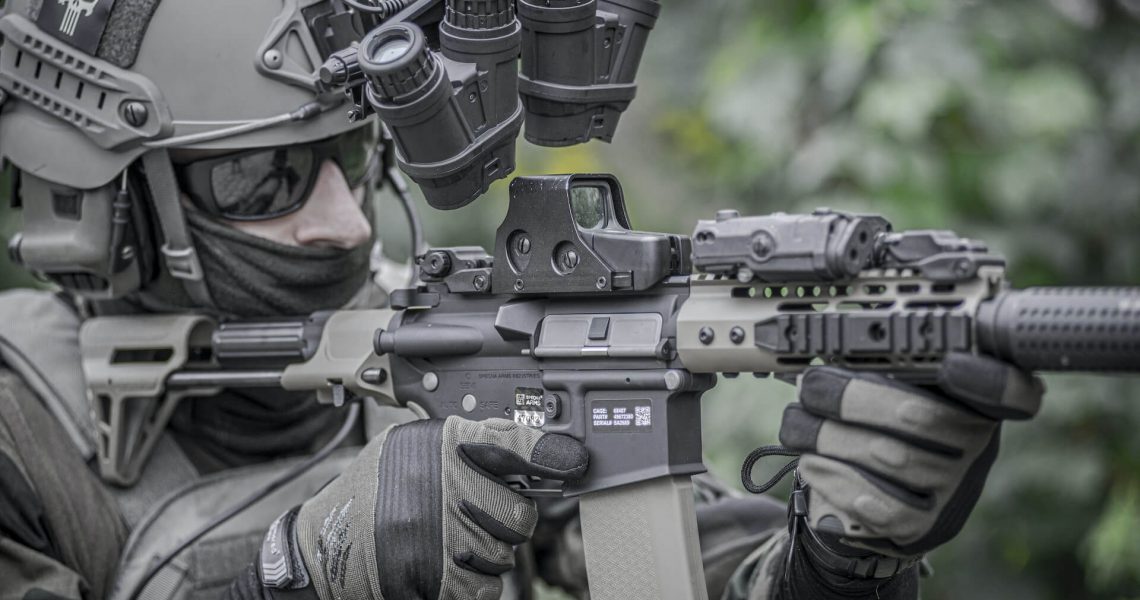 Image d'un soldat, membre d'une unité de forces spéciales, tenant un fusil.